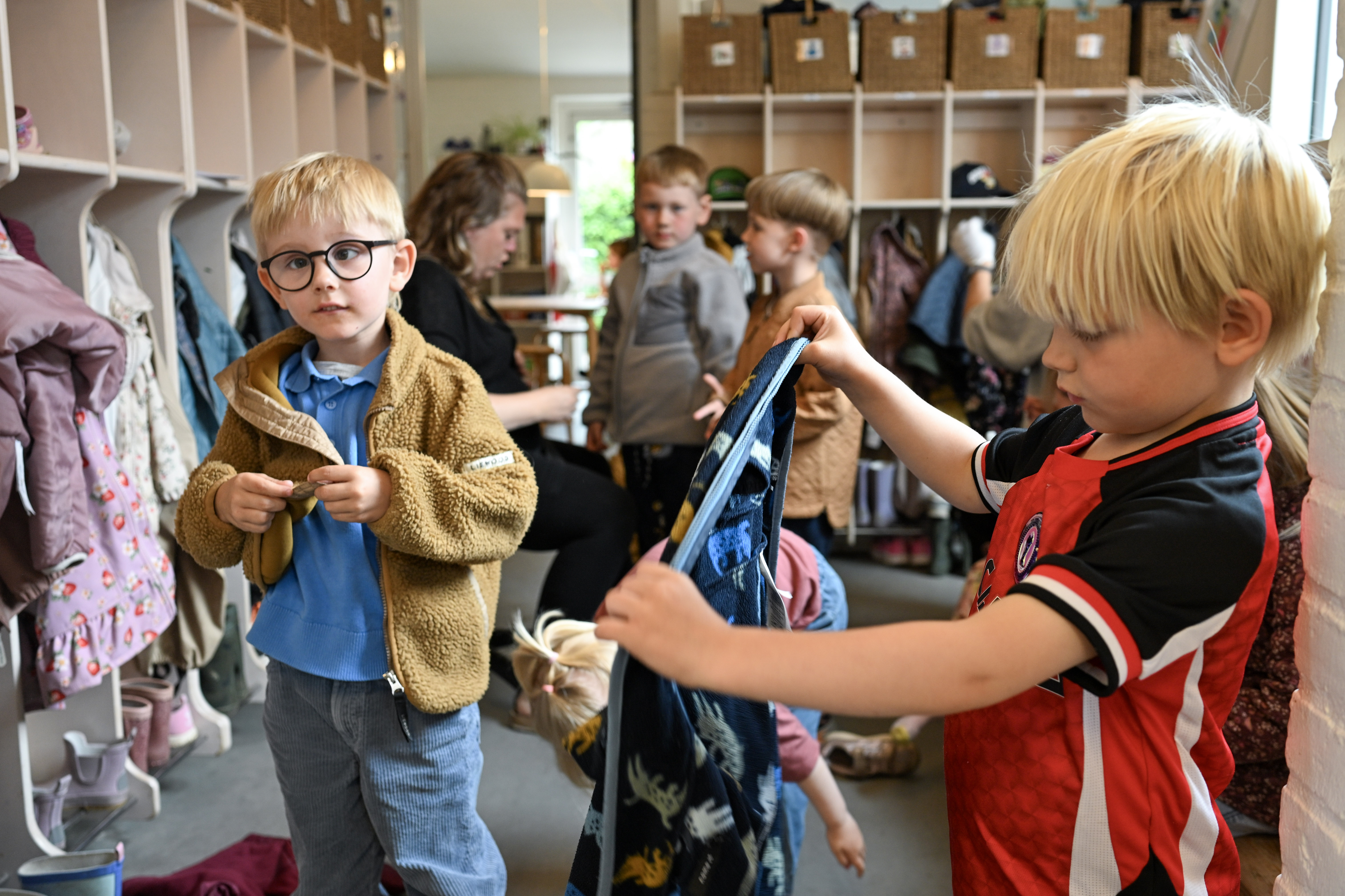 Børn tager overtøj på i garderobe